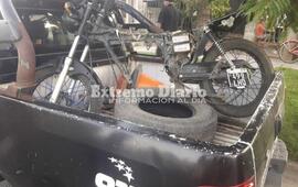 Imagen del procedimiento de ayer y el hallazgo de uno de los motoveh&iacute;culos desmantelados.