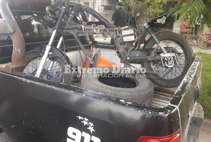 Imagen del procedimiento de ayer y el hallazgo de uno de los motovehículos desmantelados.