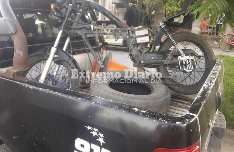 Imagen del procedimiento de ayer y el hallazgo de uno de los motoveh&iacute;culos desmantelados.