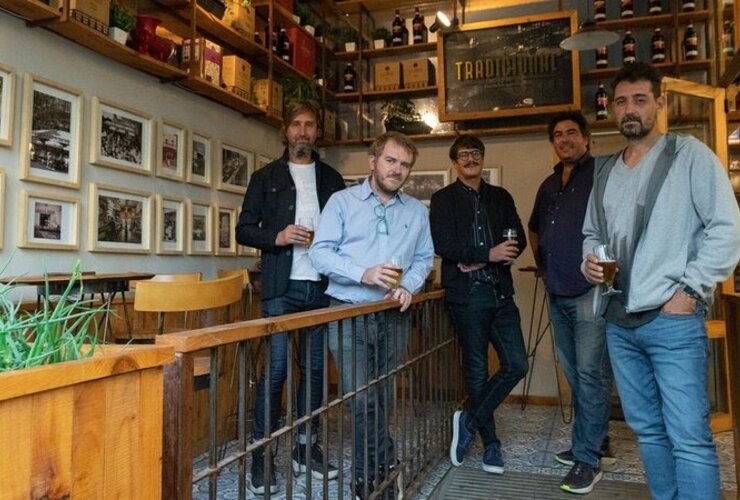 Alejandro Romagnoli, de camisa celeste, junto a sus amigos (Foto Infobae)