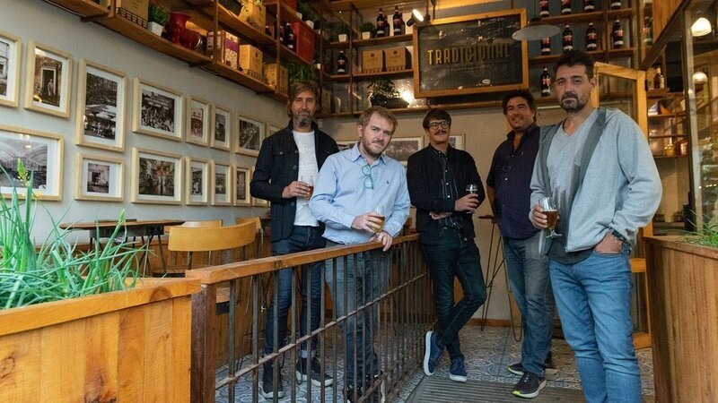 Alejandro Romagnoli, de camisa celeste, junto a sus amigos (Foto Infobae)