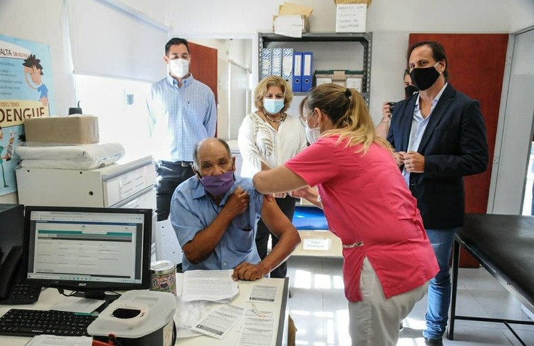 Primeras dosis para adultos mayores de 60 años