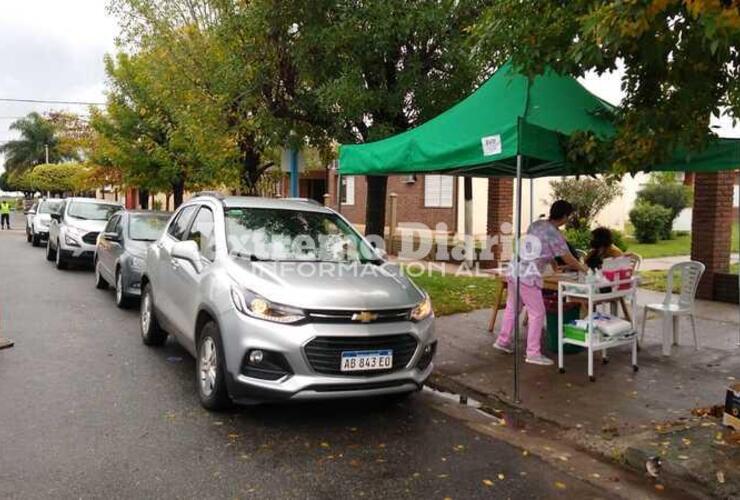 El operativo de vacunación se realizó frente al Centro de Salud