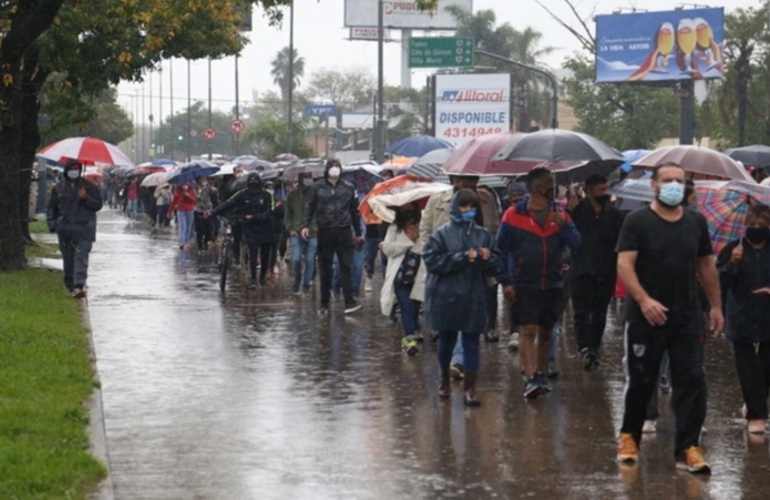 Imagen de Marcha de vecinos de Fisherton por la libertad del joven que atropell&oacute; y mat&oacute; a dos delincuentes