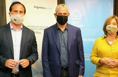 El Ministro Nacional, la Ministra Provincial y el Presidente Comunal, en la concreción previa a la construcción de las casas.