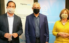 El Ministro Nacional, la Ministra Provincial y el Presidente Comunal, en la concreci&oacute;n previa a la construcci&oacute;n de las casas.