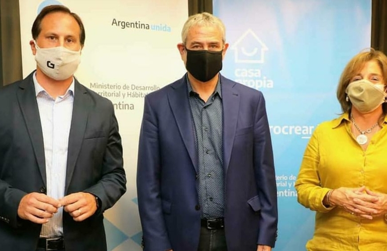 El Ministro Nacional, la Ministra Provincial y el Presidente Comunal, en la concreción previa a la construcción de las casas. El Ministro Nacional, la Ministra Provincial y el Presidente Comunal, en la concreción previa a la construcción de las casas.