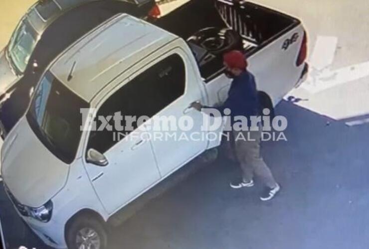 Imagen de Le roban tras estacionar en estación de servicios
