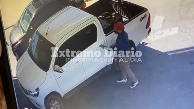 Imagen de Le roban tras estacionar en estaci&oacute;n de servicios