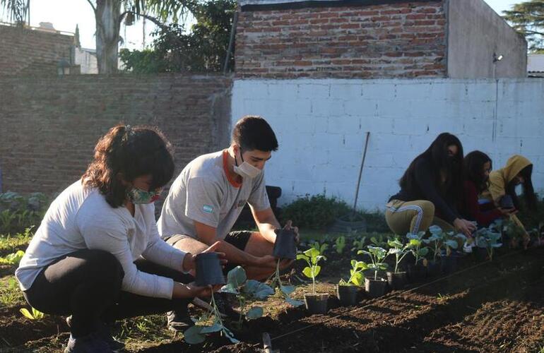 Imagen de Contin&uacute;a el Taller Huerta y Vivero del Programa Santa Fe M&aacute;s