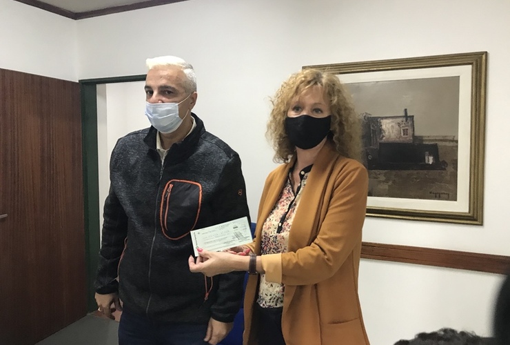 Imagen de El intendente Esper, entregó aportes económicos a escuelas públicas locales