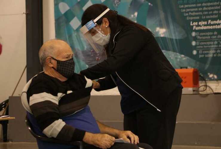 Imagen de Vacunaci&oacute;n COVID-19 en "Los Tiburones": Llegaron 600 dosis para mayores de 60 a&ntilde;os y se esperan 900 m&aacute;s para completar la aplicaci&oacute;n a docentes