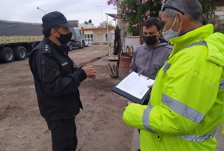 Personal de Tránsito y Convivencia Ciudadana comenzó la recorrida por empresas y particulares.