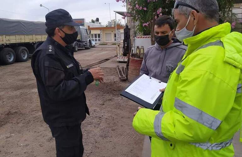 Personal de Tránsito y Convivencia Ciudadana comenzó la recorrida por empresas y particulares.