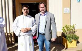 La imagen junto al Presidente Comunal Esteban Ferri corresponde al primer Tedeum de la historia en la localidad.