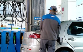 Imagen de Se viene un nuevo aumento de las naftas de YPF, que ser&aacute; del 5%