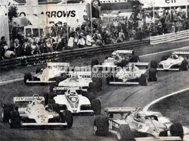 Didier Pironi encara adelante la curva inicial en B&eacute;lgica 81 seguido de Reutemann y Piquet. El franc&eacute;s se retras&oacute; y los despistes del brasile&ntilde;o y Alan Jones, le abrieron a Lole el camino a la victoria en un Gran Premio. finalizado anticipadamente por la lluvia.
