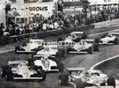 Didier Pironi encara adelante la curva inicial en Bélgica 81 seguido de Reutemann y Piquet. El francés se retrasó y los despistes del brasileño y Alan Jones, le abrieron a Lole el camino a la victoria en un Gran Premio. finalizado anticipadamente por la lluvia.