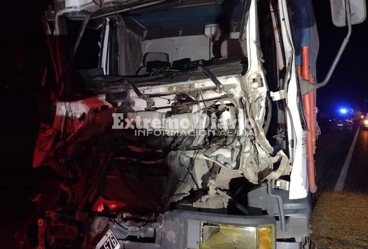 Imagen de Accidente entre camiones con chofer atrapado