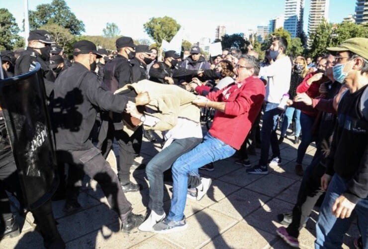 La Policía de Rosario montó un operativo en el Monumento donde hubo detenidos. (Alan Monzón/Rosario3)