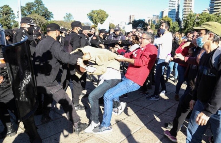 La Policía de Rosario montó un operativo en el Monumento donde hubo detenidos. (Alan Monzón/Rosario3)