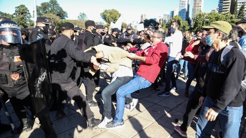 La Polic&iacute;a de Rosario mont&oacute; un operativo en el Monumento donde hubo detenidos. (Alan Monz&oacute;n/Rosario3)