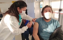 Imagen de Covid-19: Se aplicaron 140 primeras dosis de AstraZeneca a menores de 50 y 60 a&ntilde;os, con factores de riesgo