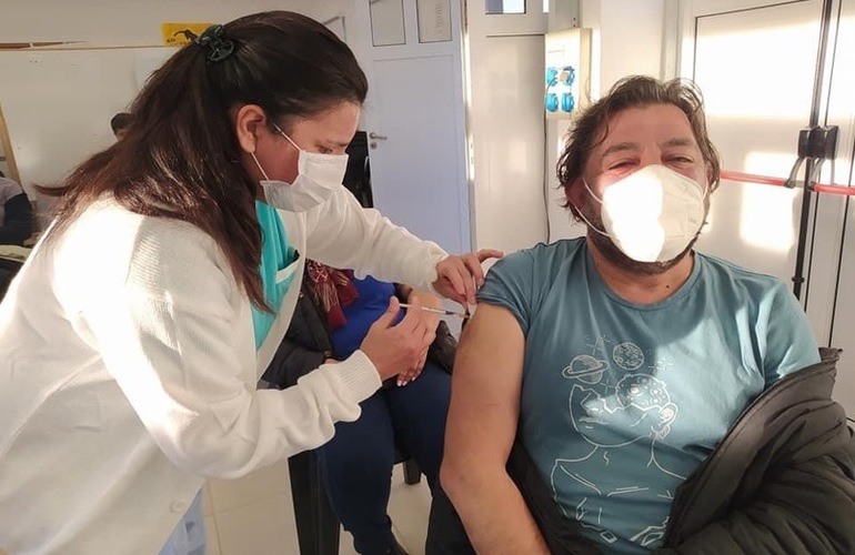 Imagen de Covid-19: Se aplicaron 140 primeras dosis de AstraZeneca a menores de 50 y 60 a&ntilde;os, con factores de riesgo