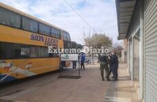 Imagen de Trasladan colectivo de pasajeros a la base de Gendarmería