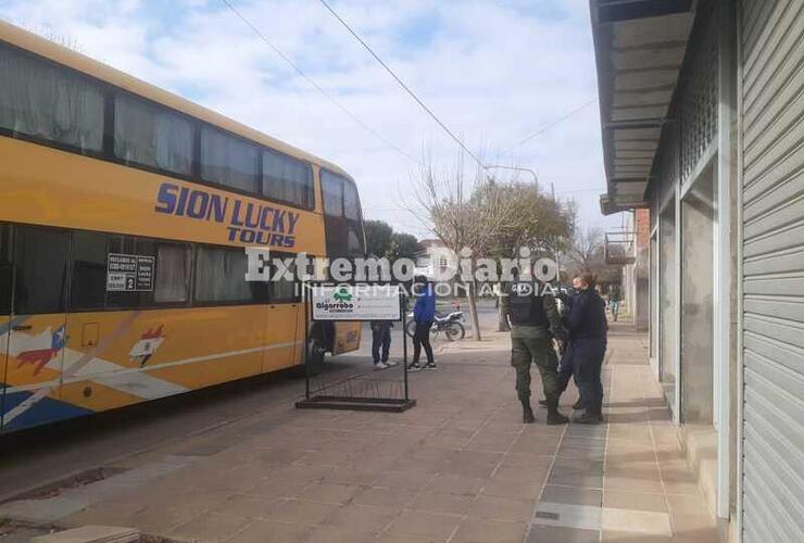 Imagen de Trasladan colectivo de pasajeros a la base de Gendarmería