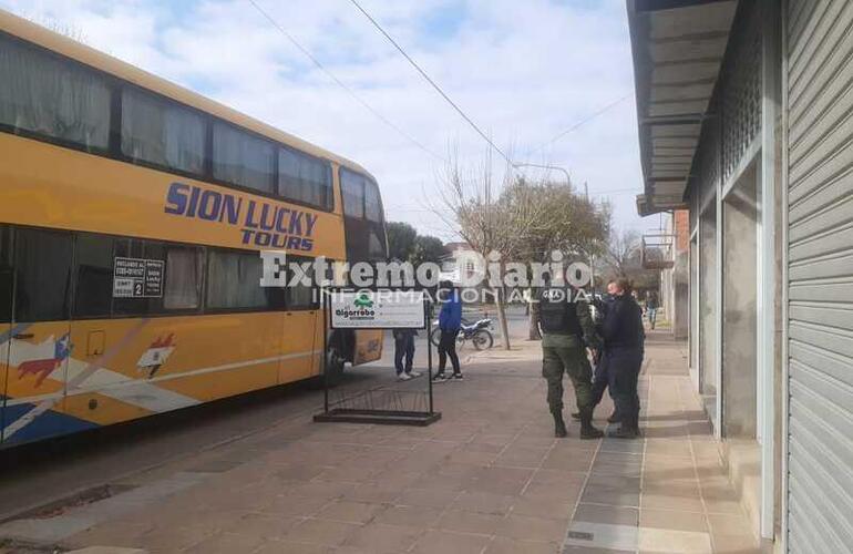 Imagen de Trasladan colectivo de pasajeros a la base de Gendarmería
