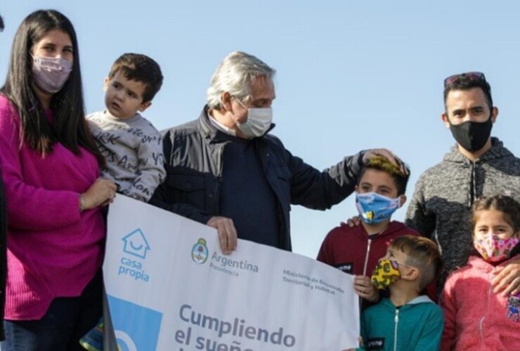 El presidente hizo anuncios para la construcción de viviendas en Mercedes. (Presidencia)