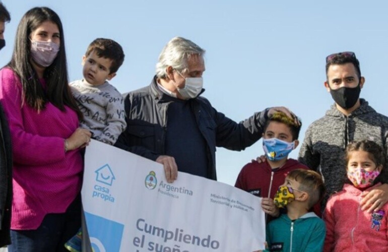 El presidente hizo anuncios para la construcción de viviendas en Mercedes. (Presidencia)