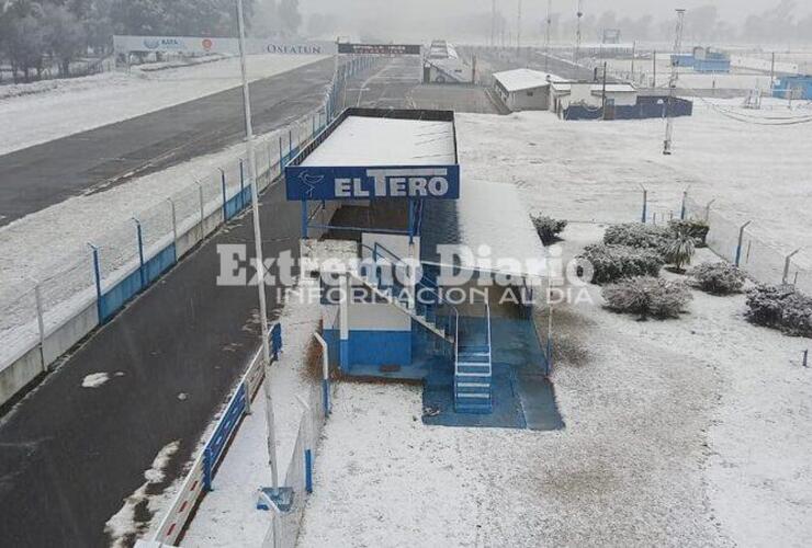 os sectores internos y de boxes del Autódromo de Río cuarto tampoco escaparon al manto blanco que dejaron las intensas nevadas producidas en la zona.. .