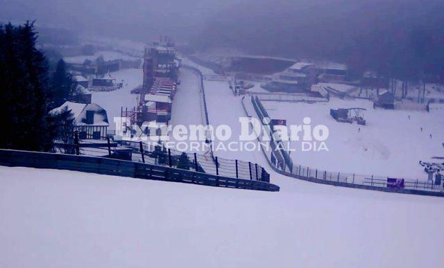 Cuesta reconocerlo pero es el circuito de Spa-Francorchamps en la zona de Eau Rouge, cubierto por una de las nevadas que suelen ser habituales en la zona  durante el invierno europeo.