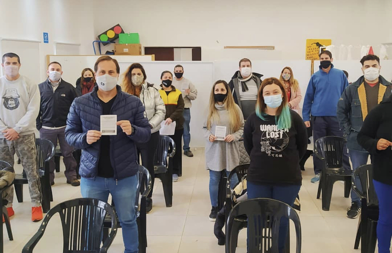 Imagen de Covid-19: llegaron 240 nuevas dosis de AstraZeneca, hoy se inocularon a 160 personas, entre 18 y 50 a&ntilde;os.
