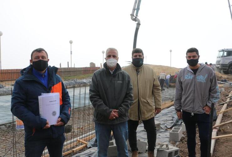 Imagen de Continúan las obras de las piletas del Rowing Club. Hoy con la visita del Intendente Nizar Esper.