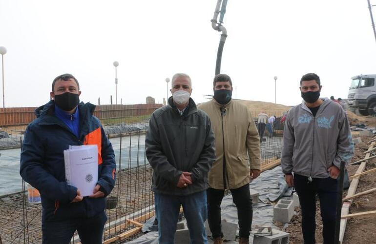 Imagen de Continúan las obras de las piletas del Rowing Club. Hoy con la visita del Intendente Nizar Esper.