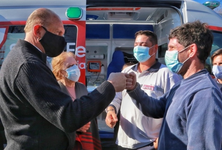 Imagen de La provincia entregó una ambulancia de alta complejidad al SAMCo de Villa Constitución