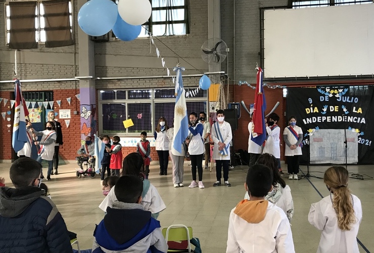 Imagen de La escuela primaria 144 Juan Larrea, realizó acto por el 9 de Julio, Día de la Independencia.