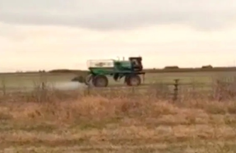Un vecino que transitaba en cercan&iacute;as del acceso a Villa Amelia fotografi&oacute; c&oacute;mo un "mosquito" aplicaba agrot&oacute;xicos cerca de una escuela.