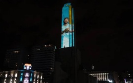 Imagen de La noche en que el Monumento se convirti&oacute; en una gran imagen de Messi