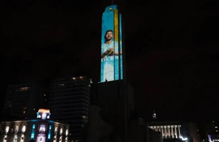 Imagen de La noche en que el Monumento se convirtió en una gran imagen de Messi