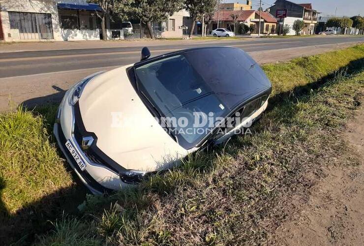 Imagen de Vehículo se salió de la ruta y terminó dentro de la zanja