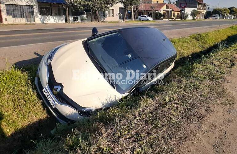 Imagen de Vehículo se salió de la ruta y terminó dentro de la zanja