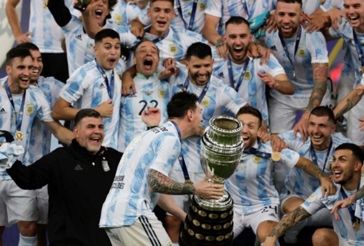 Leo Messi le lleva la copa a sus compañeros y toda Argentina festeja. (EFE)