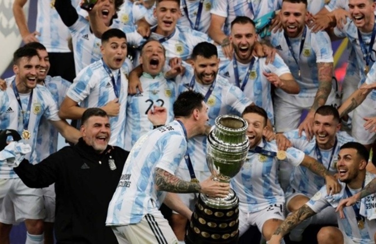 Leo Messi le lleva la copa a sus compañeros y toda Argentina festeja. (EFE)