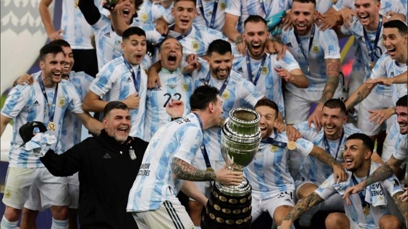 Leo Messi le lleva la copa a sus compa&ntilde;eros y toda Argentina festeja. (EFE)