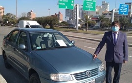 Paponi junto al nuevo veh&iacute;culo