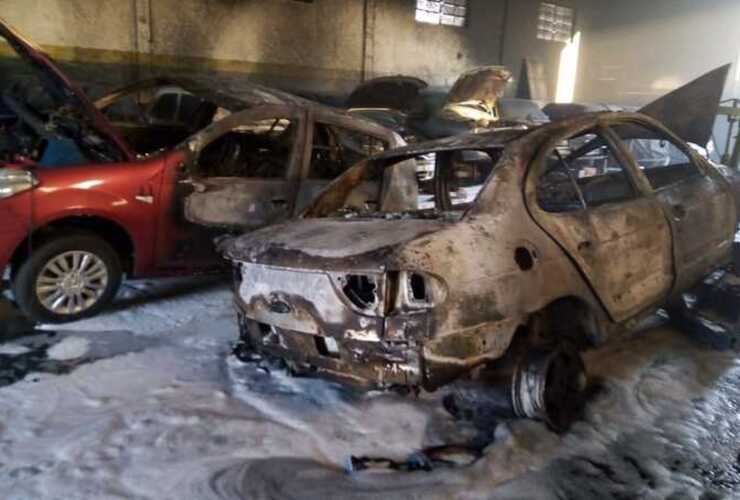Imagen de Se incendiaron automóviles en un taller mecánico de General Lagos